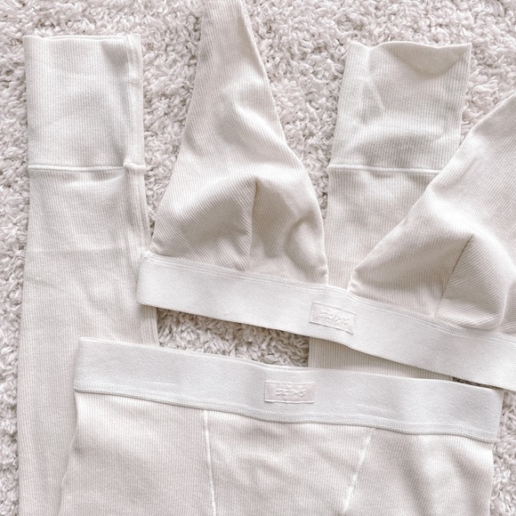 SKIMS Bone Ribbed Plunging Bra - Picture 2 of 8